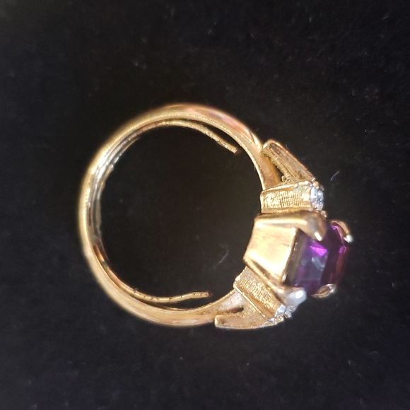 Vintage Avon Purple Amethyst Ring Gold Tone sz 4 1/2 - Picture 2 of 4